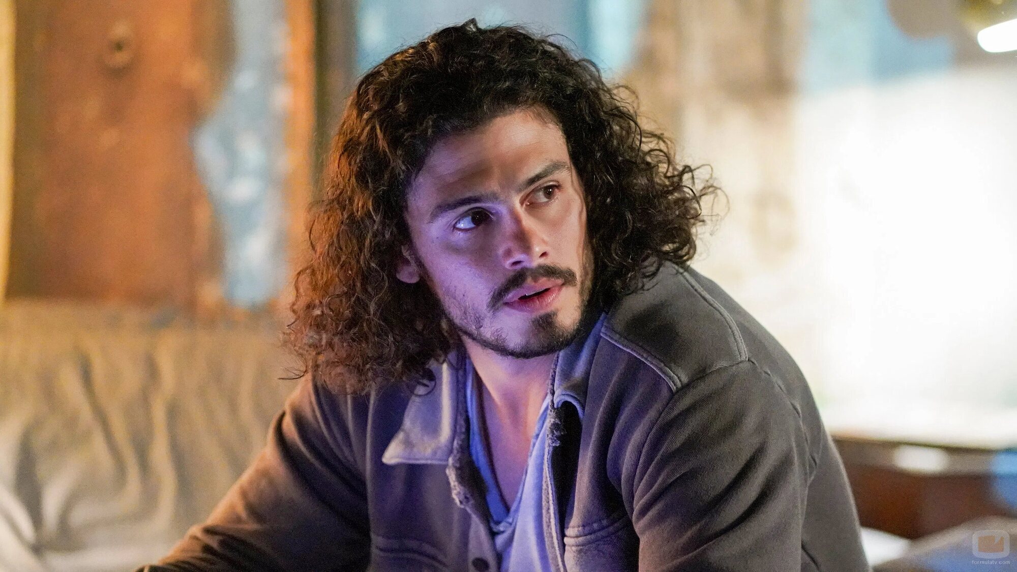 Tommy Martinez en Capítulo 13 titulado 'Un centavo con un agujero' de 'Good Trouble'