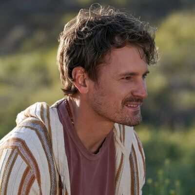Josh Pence en 4x15 titulado 'Sabes que debes cuidarte' de 'Good Trouble'