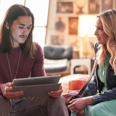 Booboo Stewart y Emma Hunton en 'Mi mamá me dijo' de 'Good Trouble'