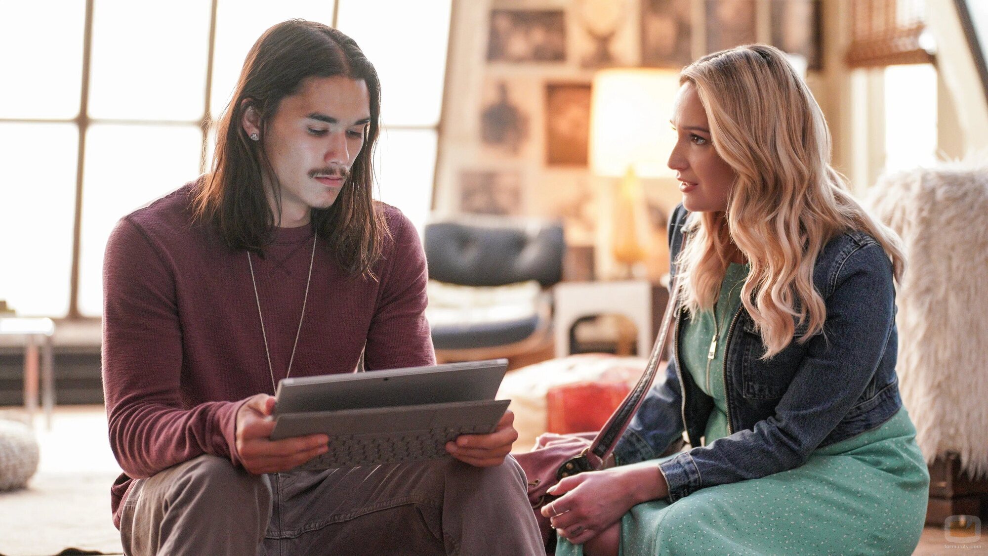 Booboo Stewart y Emma Hunton en 'Mi mamá me dijo' de 'Good Trouble'