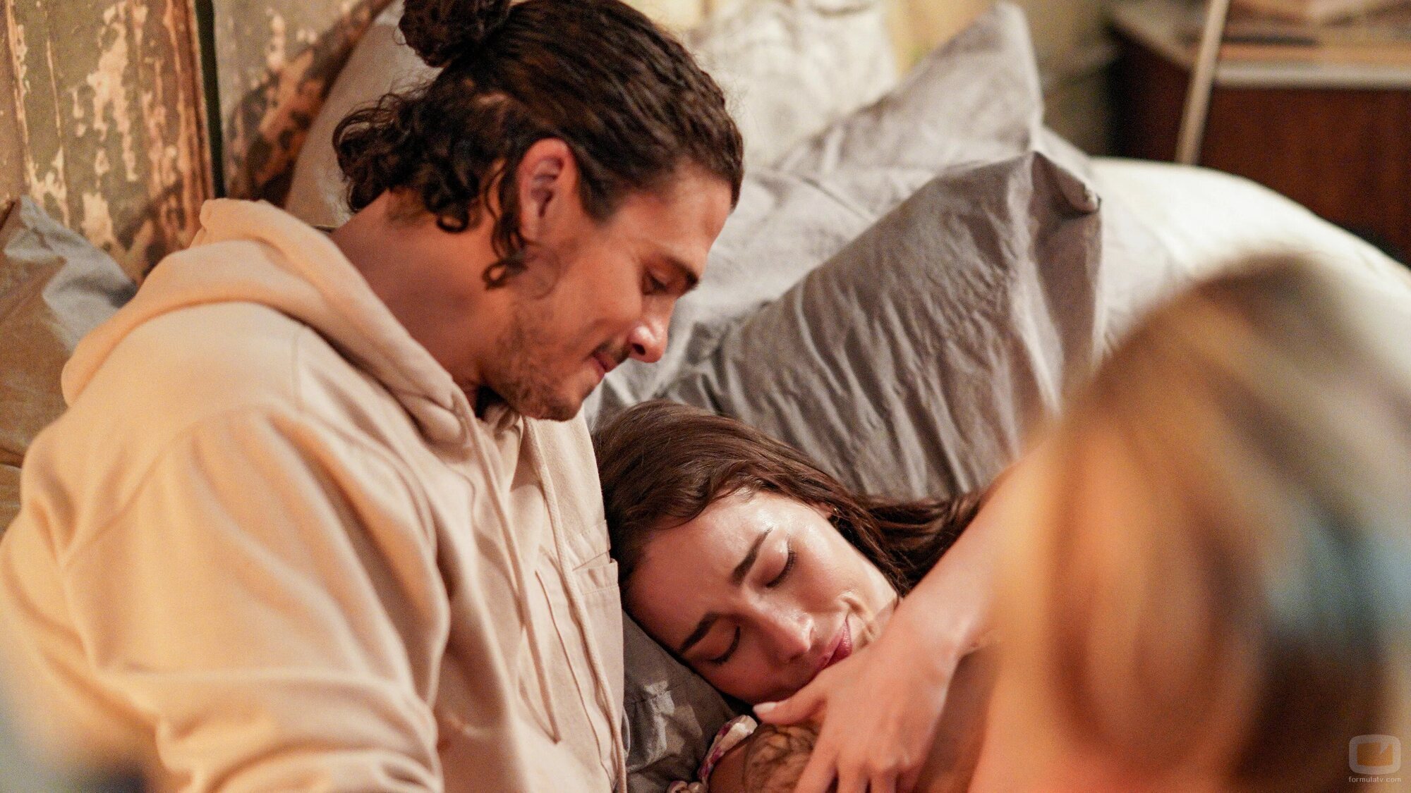 Tommy Martinez y Priscilla Quintana en 4x18 titulado 'Esta no es mi casa hermosa' de 'Good Trouble'