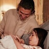 Tommy Martinez y Priscilla Quintana en 4x18 'Esta no es mi casa hermosa' de 'Good Trouble'