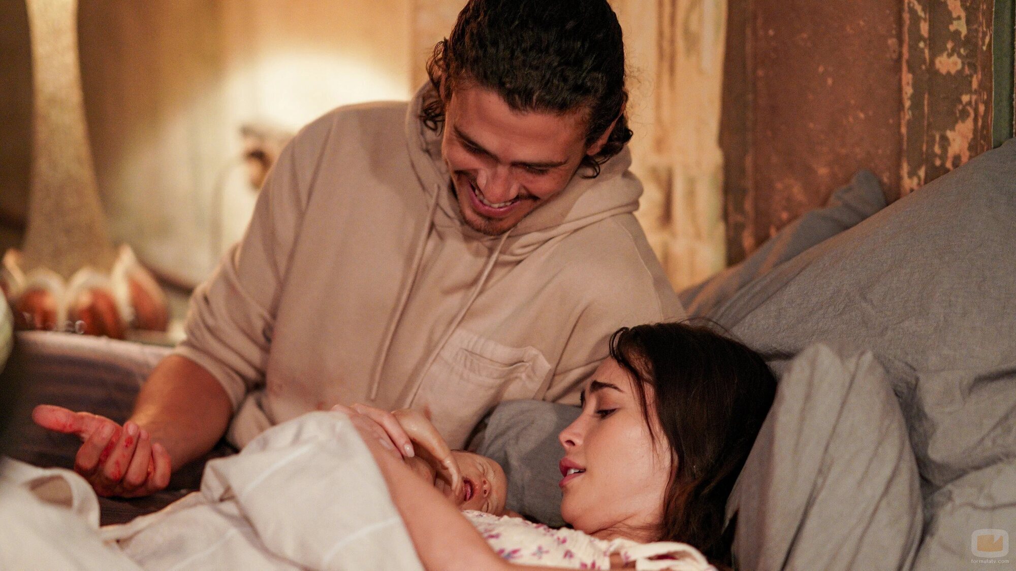 Tommy Martinez y Priscilla Quintana en 4x18 'Esta no es mi casa hermosa' de 'Good Trouble'