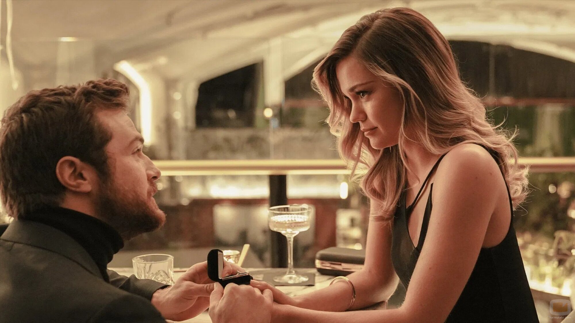 Beau Mirchoff y Maia Mitchell en 5x02 titulado 'No fue tu culpa sino la mía' de 'Good Trouble'