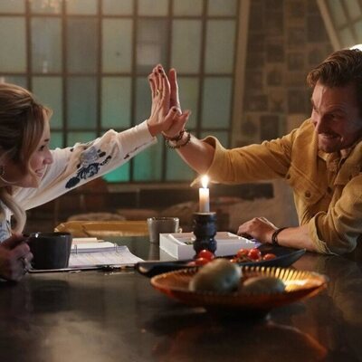 Emma Hunton y Josh Pence en el 5x05 de 'Good Trouble'