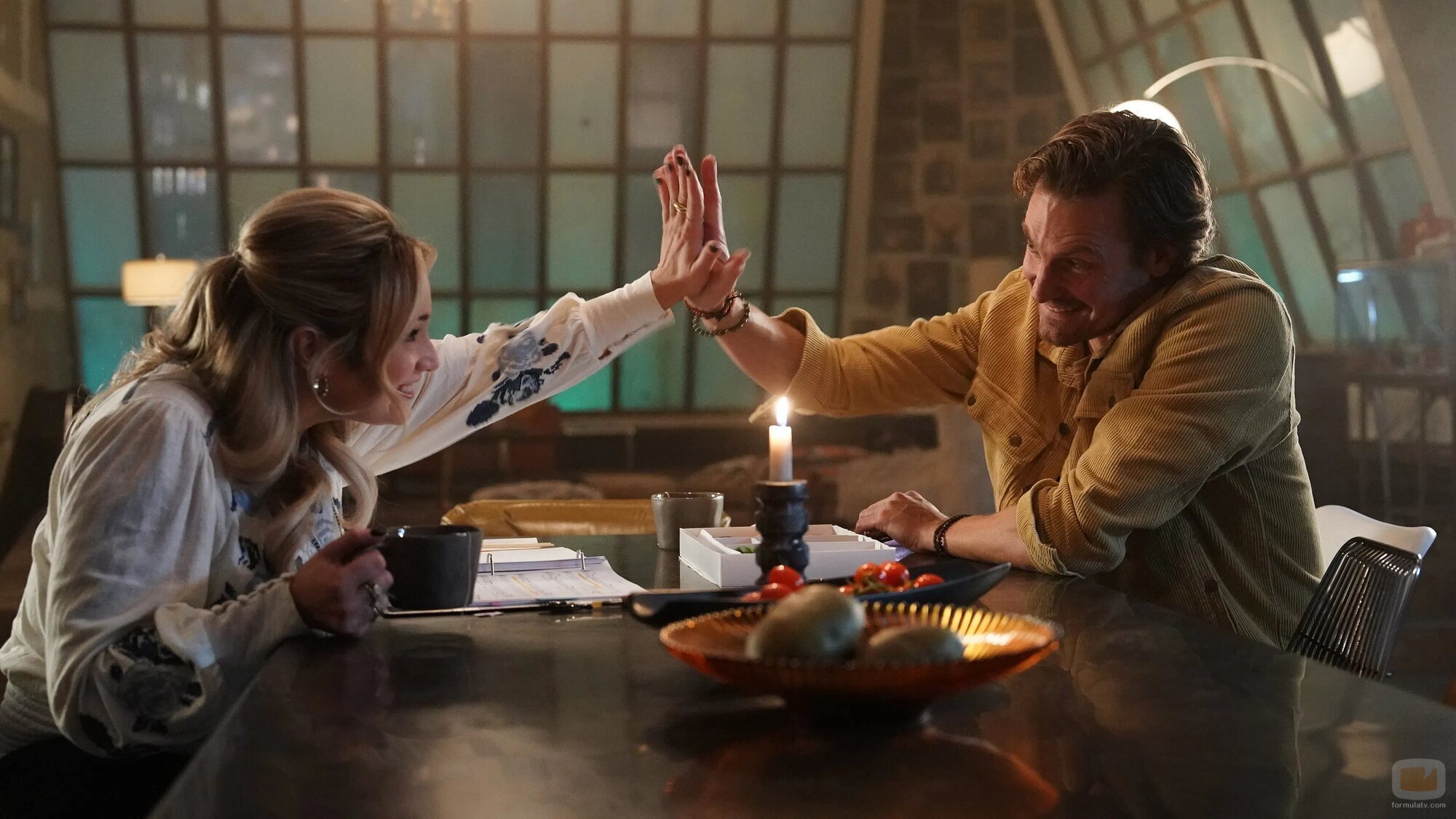 Emma Hunton y Josh Pence en el 5x05 de 'Good Trouble'