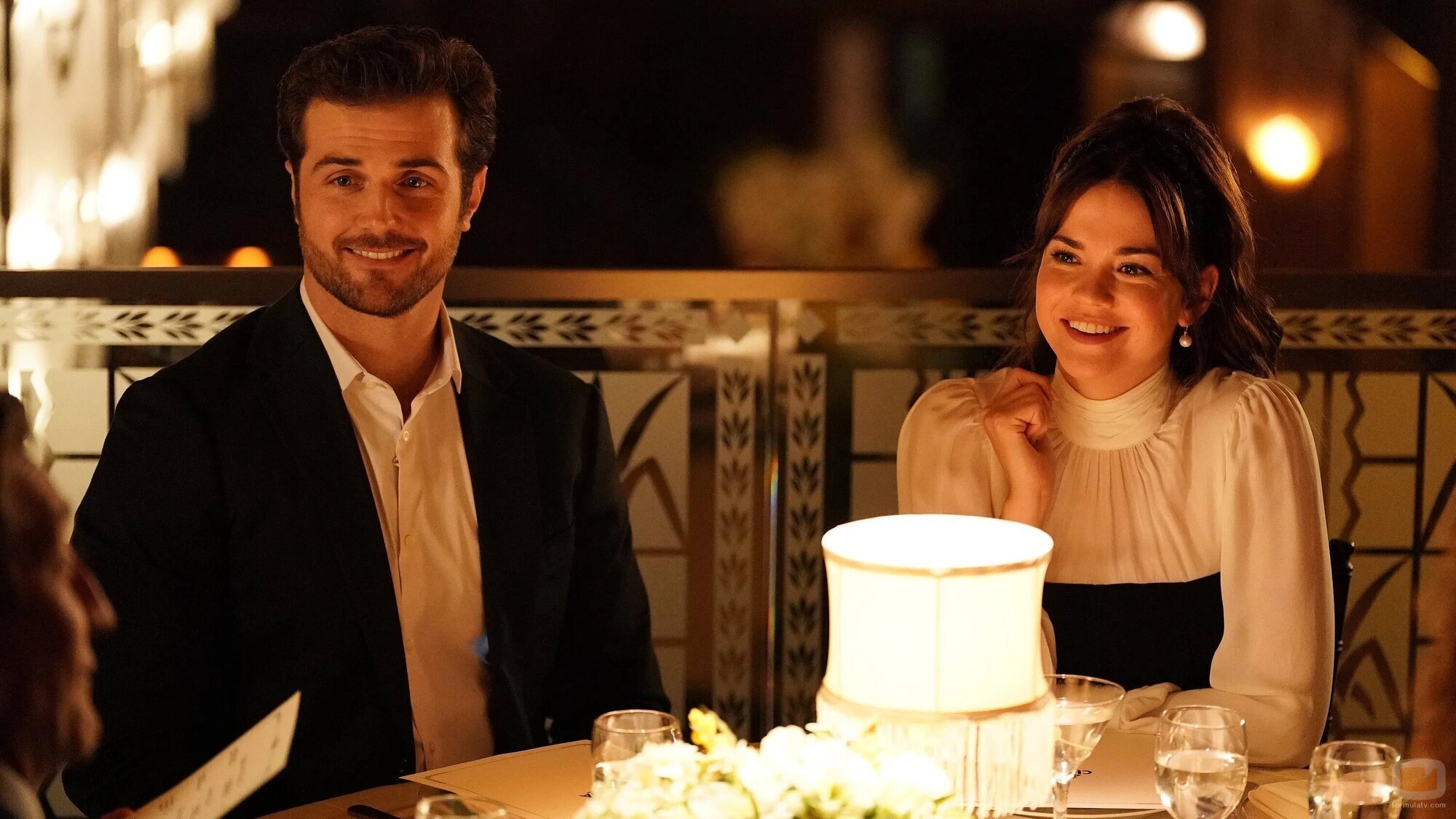 Beau Mirchoff y Maia Mitchell en 5x17 titulado 'No siempre consigues lo que quieres' de 'Good Trouble'