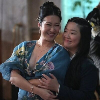 Sherry Cola y Kara Wang en 5x18 titulado 'Tantos compromisos' de 'Good Trouble'