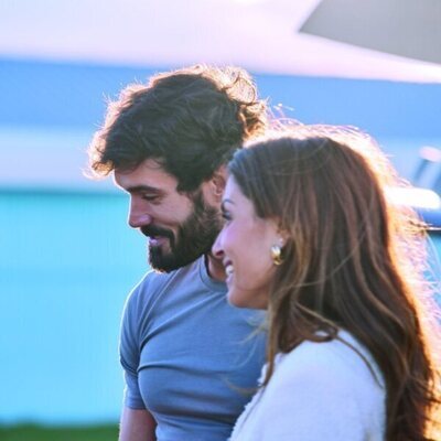 Hiba Abouk y Oliver Ruano en el 1x04 de 'Eva y Nicole'