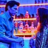 Hiba Abouk y Andrés Velencoso en el 'Bala perdida' de 'Eva y Nicole'