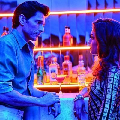 Hiba Abouk y Andrés Velencoso en el 'Bala perdida' de 'Eva y Nicole'