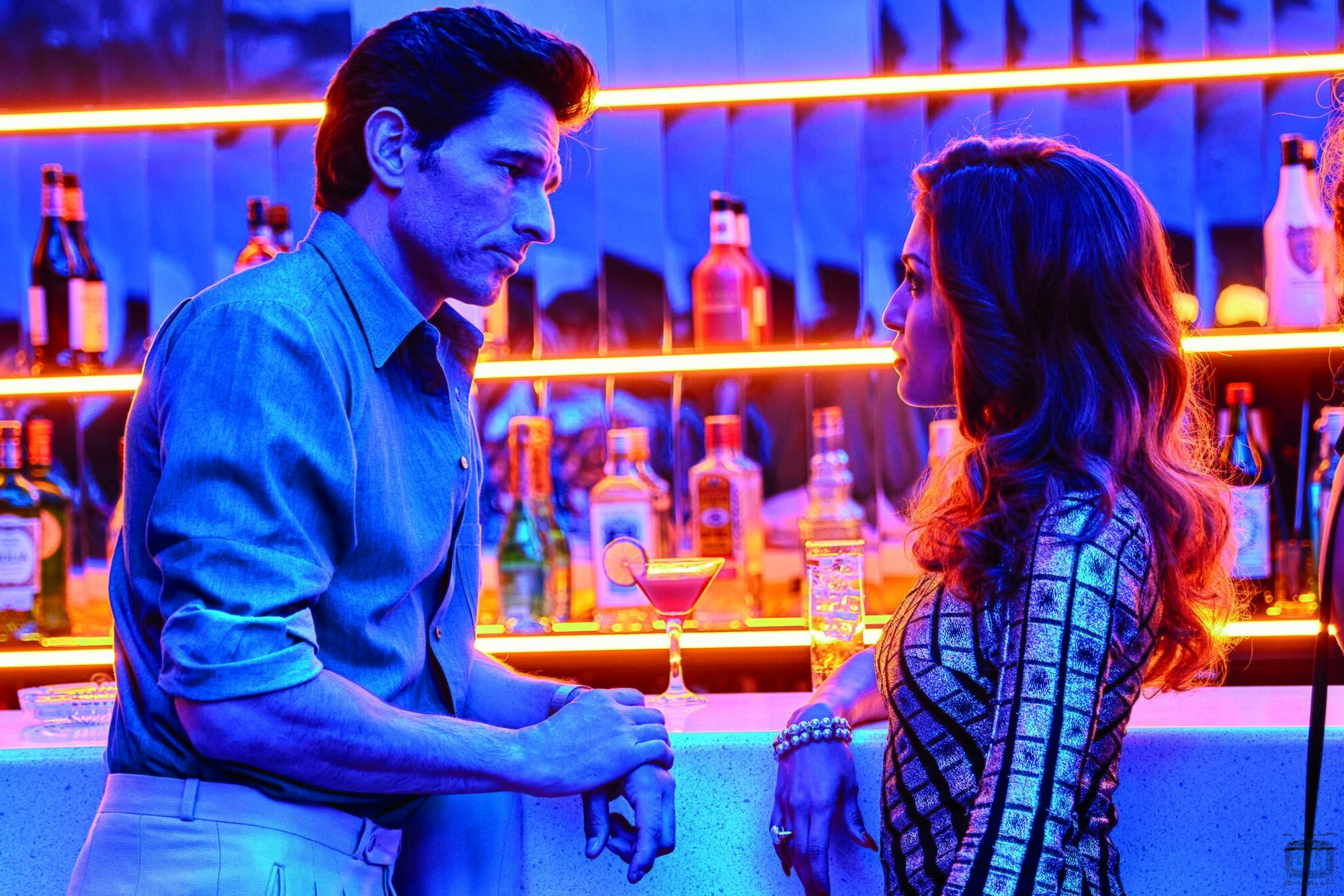 Hiba Abouk y Andrés Velencoso en el 'Bala perdida' de 'Eva y Nicole'