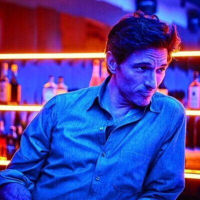 Andrés Velencoso en 1x04 'Bala perdida' de 'Eva & Nicole'