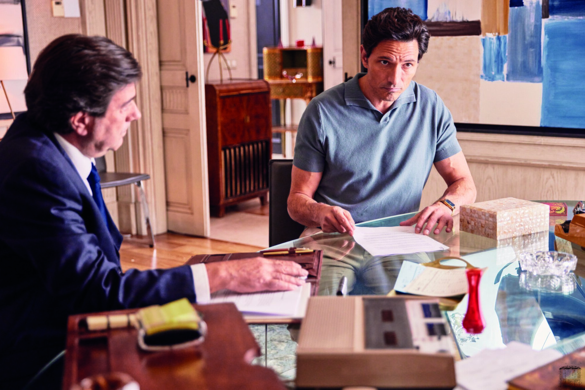 Escena de Andrés Velencoso en 'Bala perdida' de 'Eva & Nicole'