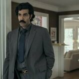 Bobby Naderi en la temporada 1 y el capítulo 01 de 'La mejor hermana'