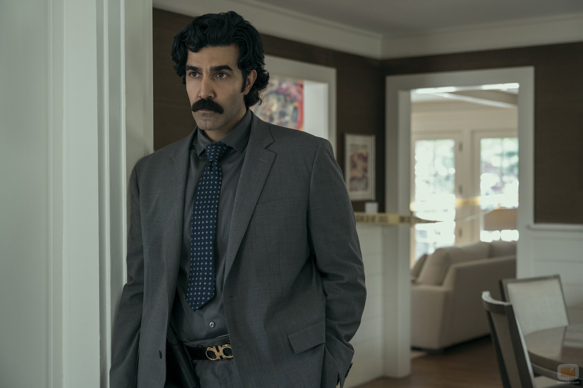 Bobby Naderi en la temporada 1 y el capítulo 01 de 'La mejor hermana'