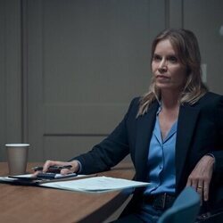 Kim Dickens en 1x01 titulado 'Es mi hermana' de 'La mejor hermana'
