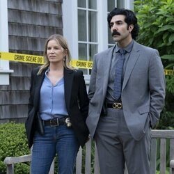 Kim Dickens y Bobby Naderi en 1x01 'Es mi hermana' de 'La mejor hermana'