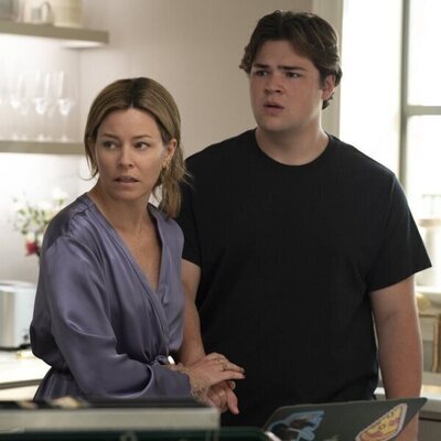 Elizabeth Banks y Maxwell Acee Donovan en 'Viuda novata' de 'The Better Sister'