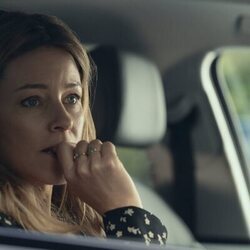 Elizabeth Banks en el 1x03 de 'The Better Sister'