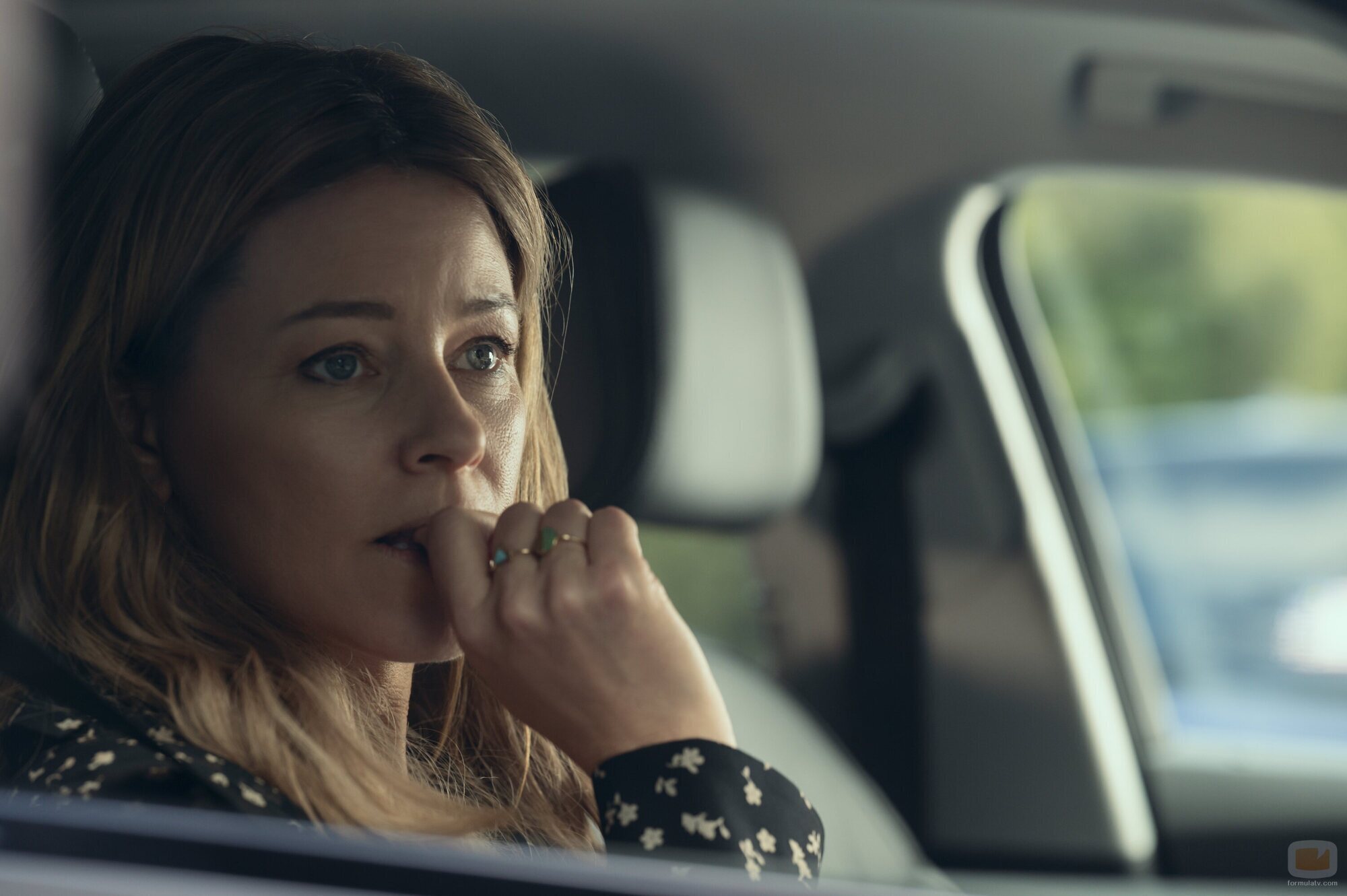 Elizabeth Banks en el 1x03 de 'The Better Sister'
