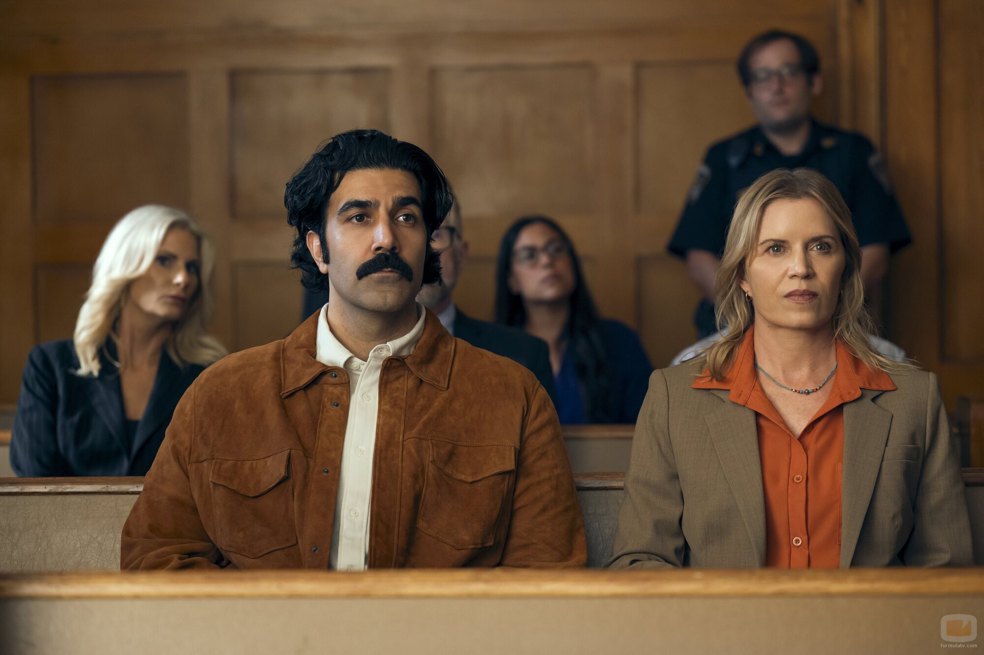 Kim Dickens y Bobby Naderi en el 1x03 de 'La mejor hermana'