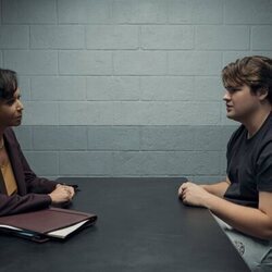 Gloria Reuben y Maxwell Acee Donovan en el 1x03 de 'The Better Sister'