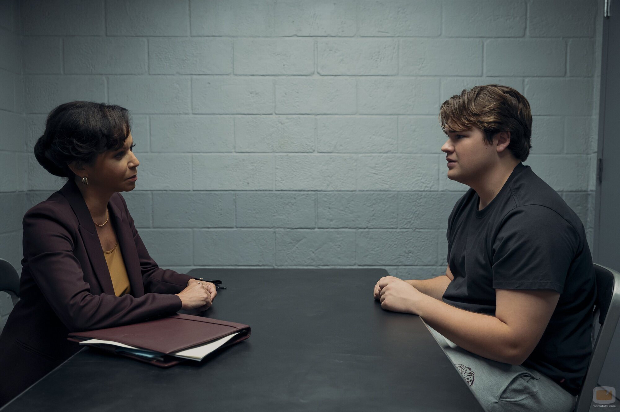 Gloria Reuben y Maxwell Acee Donovan en el 1x03 de 'The Better Sister'