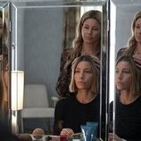 Elizabeth Banks y Jessica Biel en el 1x05 de 'The Better Sister'