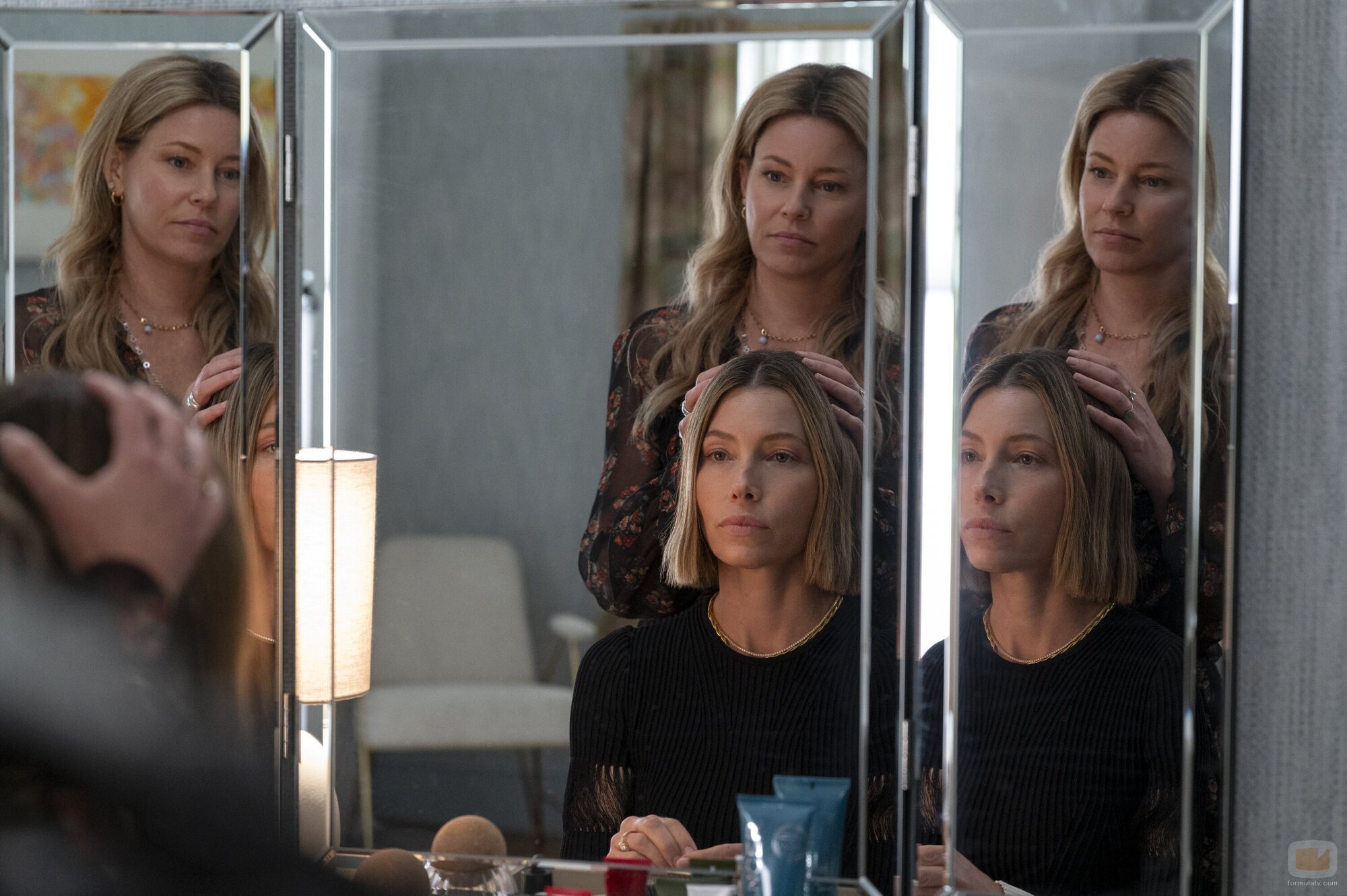 Elizabeth Banks y Jessica Biel en el 1x05 de 'The Better Sister'