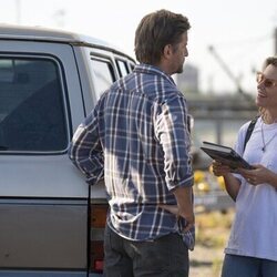 Elizabeth Banks y Paul Sparks en 1x06 'Mano firme' de 'La mejor hermana'