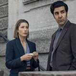 Jessica Biel y Bobby Naderi en Capítulo 6 titulado 'Mano firme' de 'La mejor hermana'