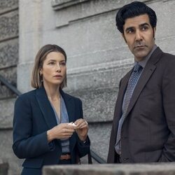 Jessica Biel y Bobby Naderi en Capítulo 6 titulado 'Mano firme' de 'La mejor hermana'