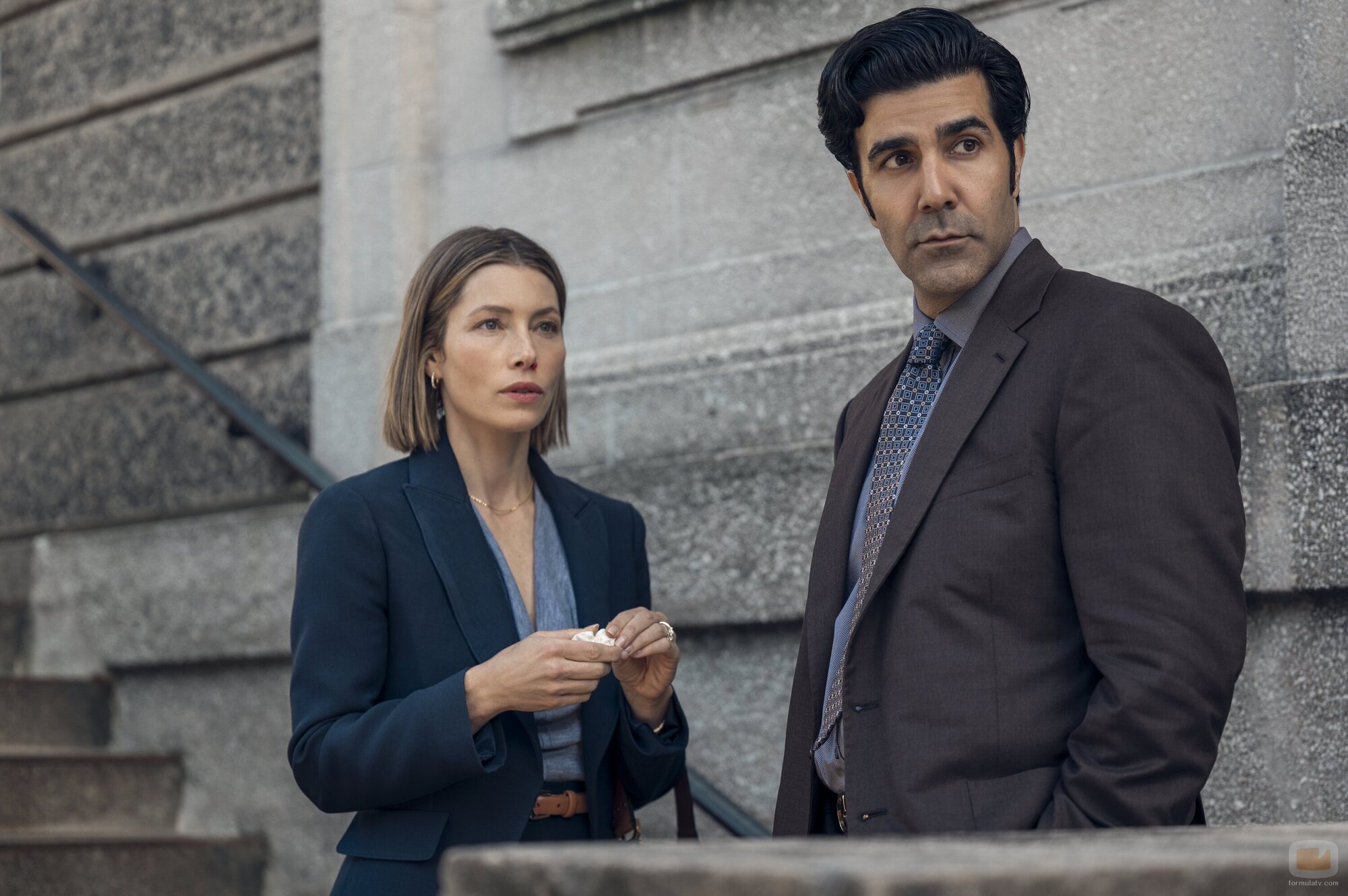 Jessica Biel y Bobby Naderi en Capítulo 6 titulado 'Mano firme' de 'La mejor hermana'