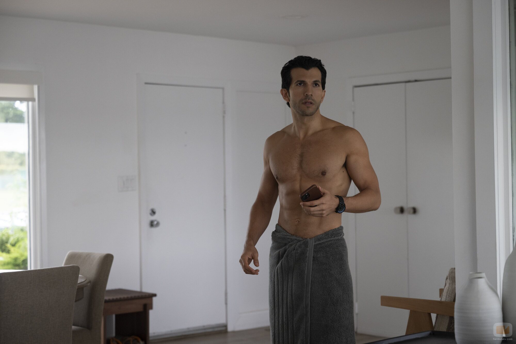 Gabriel Sloyer en Capítulo 7 titulado 'Salir a la luz' de 'La mejor hermana'