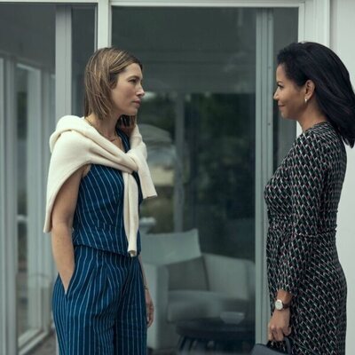 Jessica Biel y Gloria Reuben en 'Salir a la luz' de 'The Better Sister'