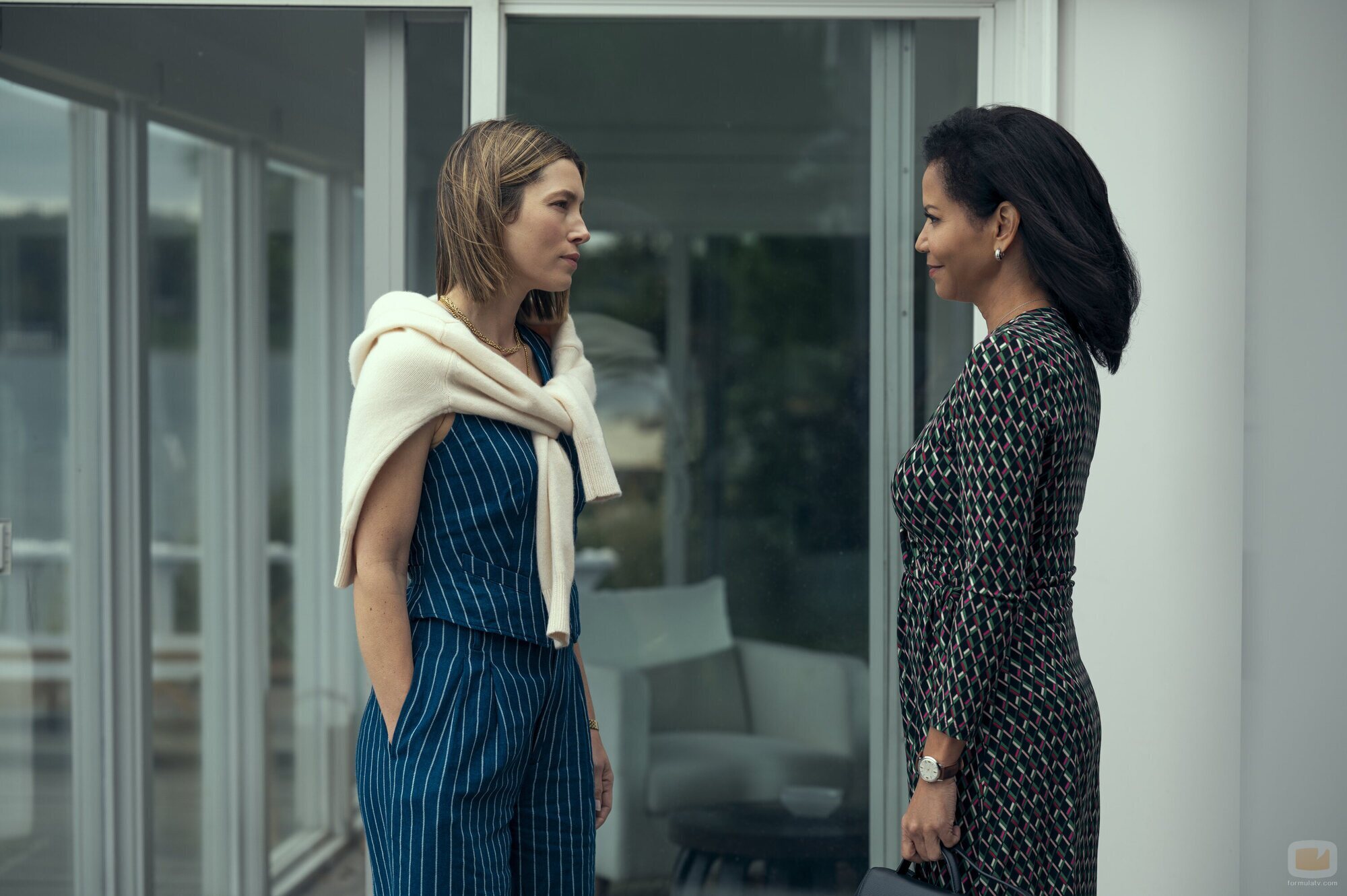 Jessica Biel y Gloria Reuben en 'Salir a la luz' de 'The Better Sister'