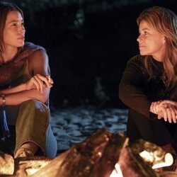 Elizabeth Banks y Jessica Biel en el 1x08 de 'The Better Sister'
