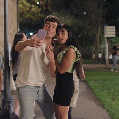 Wally Baram y Benito Skinner en la temporada 1 y el capítulo 01 de 'Impostura'