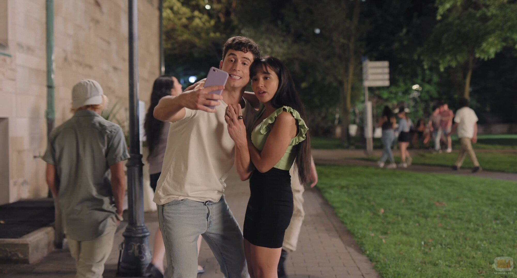 Wally Baram y Benito Skinner en la temporada 1 y el capítulo 01 de 'Impostura'