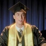 Benito Skinner en 'Suerte' de 'Overcompensating'