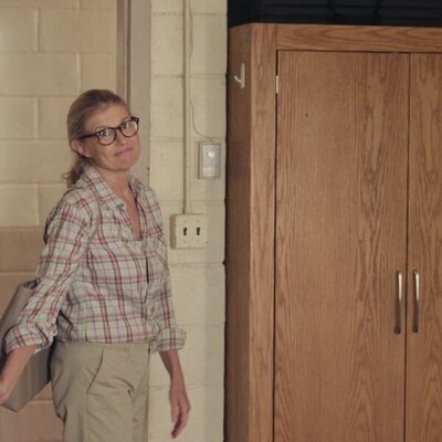 Connie Britton en Capítulo 1 titulado 'Suerte' de 'Impostura'