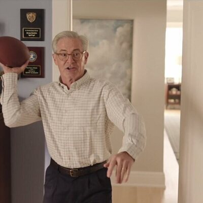 Kyle MacLachlan en el 1x01 de 'Overcompensating'