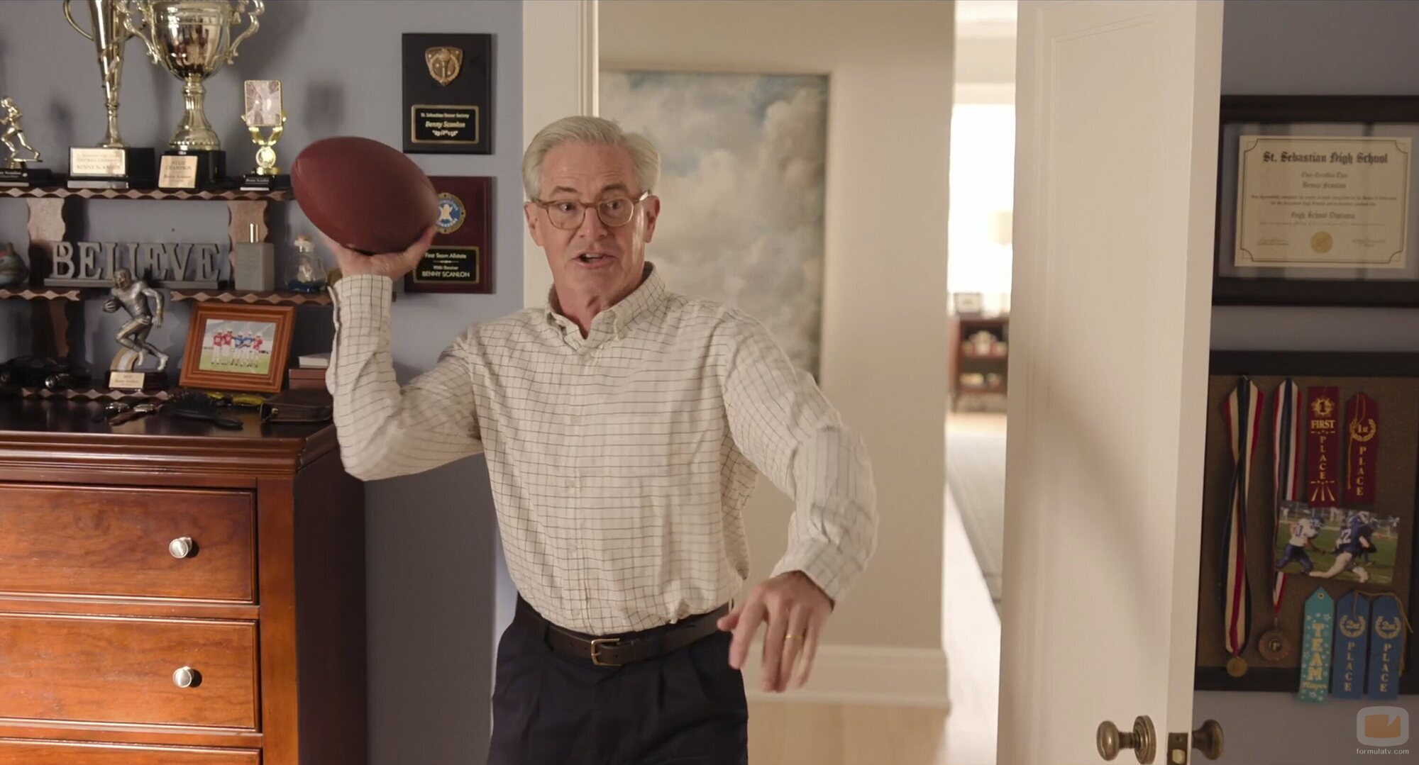 Kyle MacLachlan en el 1x01 de 'Overcompensating'