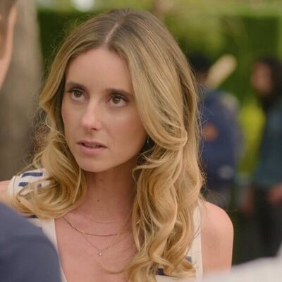 Mary Beth Barone en la temporada 1 y el capítulo 01 de 'Impostura'
