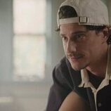 Adam DiMarco en 1x02 titulado 'Quién es esa chica' de 'Impostura'