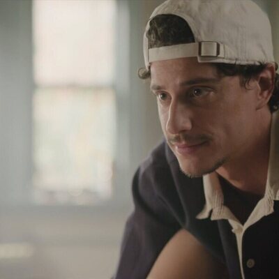 Adam DiMarco en 1x02 titulado 'Quién es esa chica' de 'Impostura'