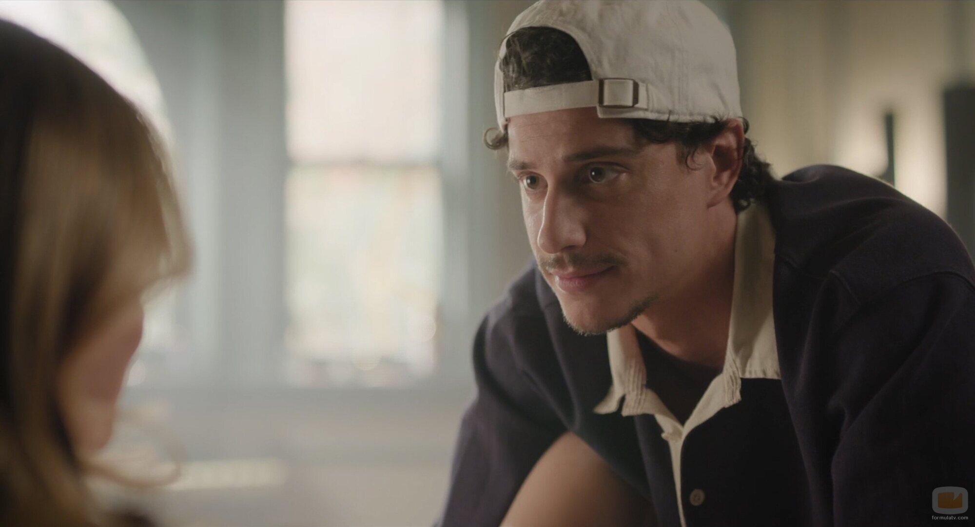 Adam DiMarco en 1x02 titulado 'Quién es esa chica' de 'Impostura'