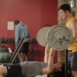 Adam DiMarco y Benito Skinner en 1x02 titulado 'Quién es esa chica' de 'Impostura'