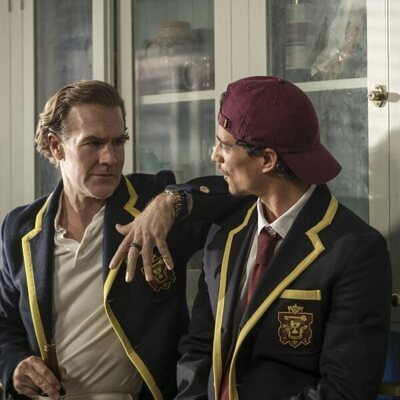 James Van Der Beek y Adam DiMarco en 1x03 'Negro y amarillo' de 'Impostura'
